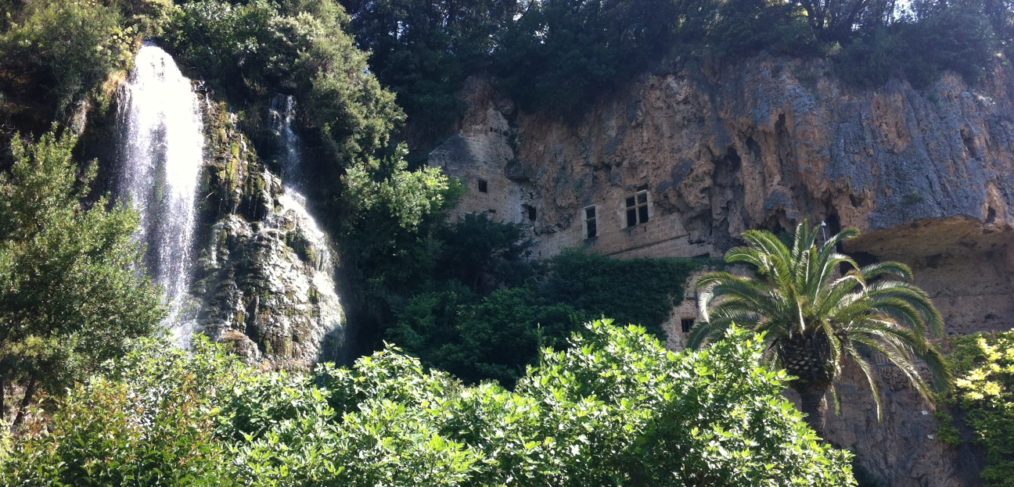 Fyrvåningshus i grotta i Villecroze Frankrike