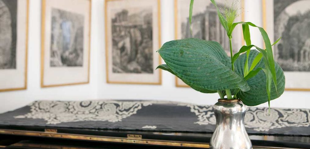 Annes hus på Millesgården är inrett av konstnären och kreatören Cilla Ramnek, som blandat textiler från William Morris med möbler och detaljer Svenskt Tenns hovdesigner Josef Frank.